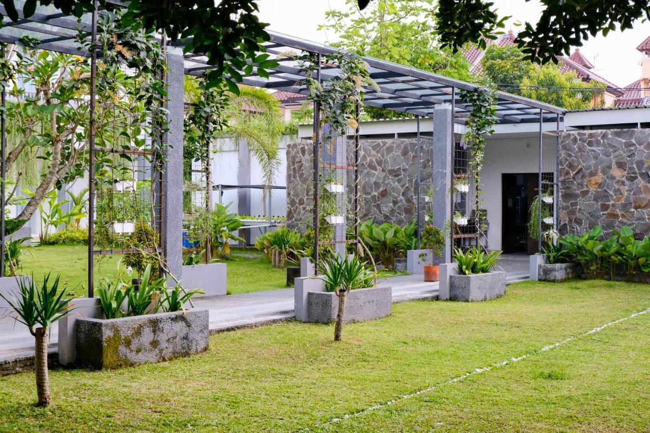 Lpp Garden Hotel Maguwo ภายนอก รูปภาพ